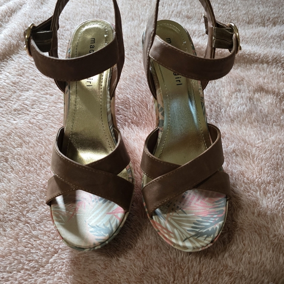 Steve Madden Brown Wedges with Elegant Design - Picture 2 of 3